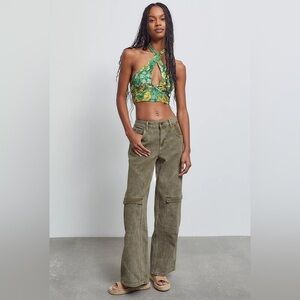 Urban Outfitters Valeria wrap over Y2K
Halter floral Top Size: Large